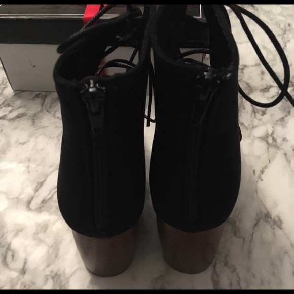 Women’s Heels - Picture 3 of 5